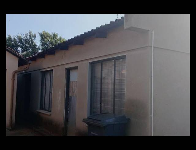 6 BEDROOM HOUSE FOR SALE IN LEACHVILLE EXT 3